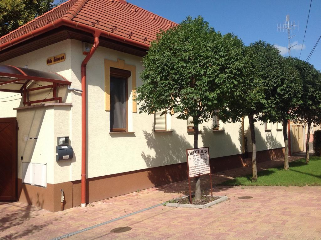 Hotel Oeregtoelgy Panzio Csongrád Exterior foto